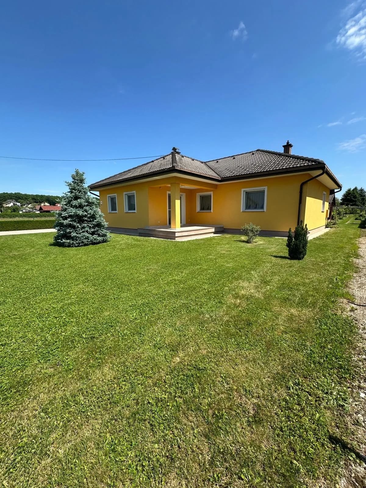 Kuća prizemnica: Donja Bistra, 197.84 m2 na zemljištu od 2.589.m2