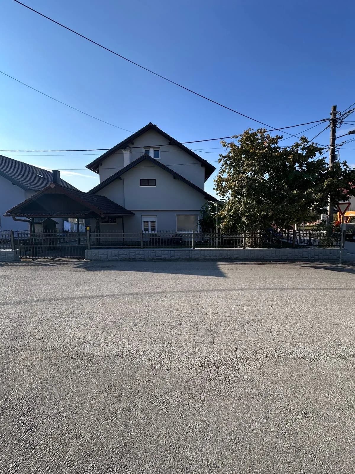 Kuća:337.07 m²,prizemlje,kat,potkrovlje+garaža na zemljištu od 539.m² (prodaja)
